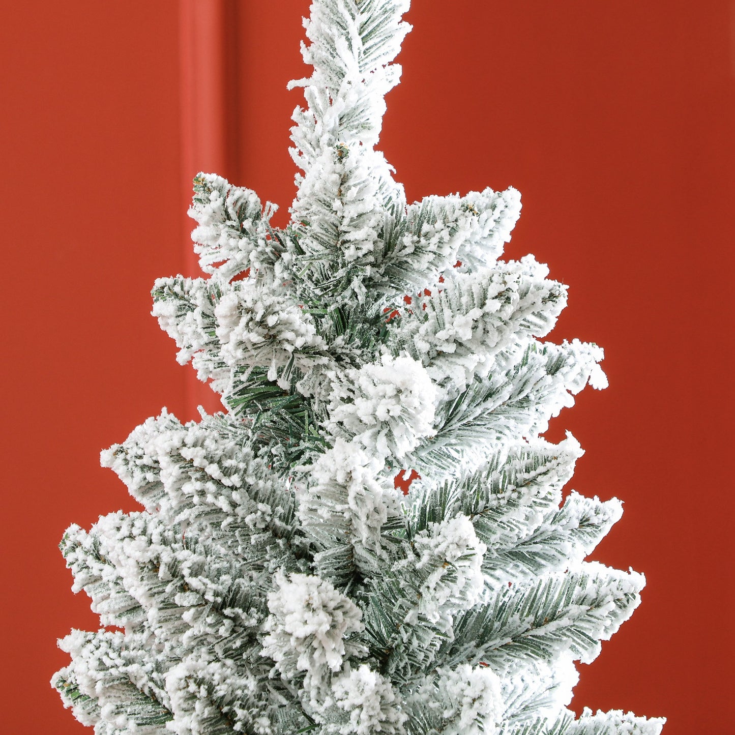 HOMCOM Künstlicher Weihnachtsbaum, schlanke Form, Kunstschnee, dreiteilig, flammhemmend, Metallfuß, 183 cm, Grün