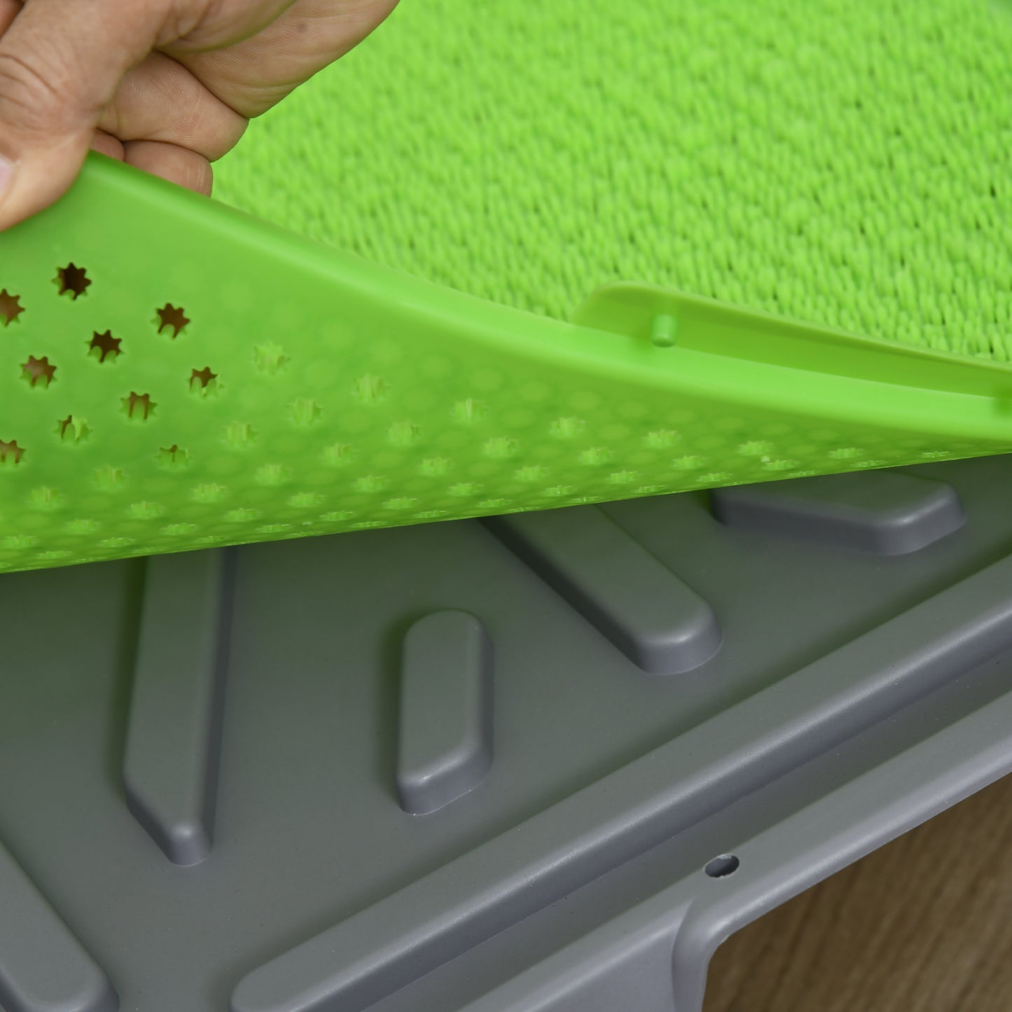 PawHut Hundetoilette mit Kunstrasen, Drainagelöcher, auslaufsicher, 67x41x3,5cm, Grün