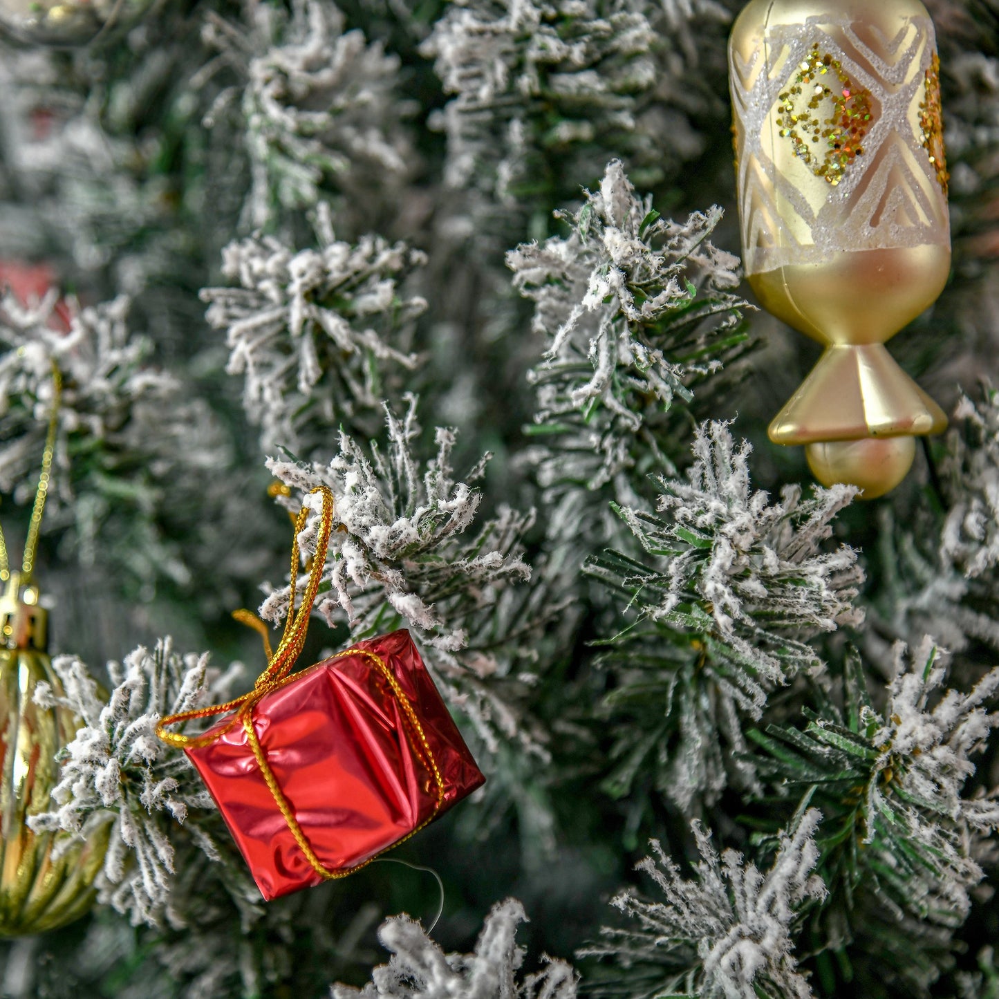 HOMCOM Künstlicher Weihnachtsbaum 180 cm Bleistift Kiefernbaum mit Schnee, 492 Spitzen für drinnen