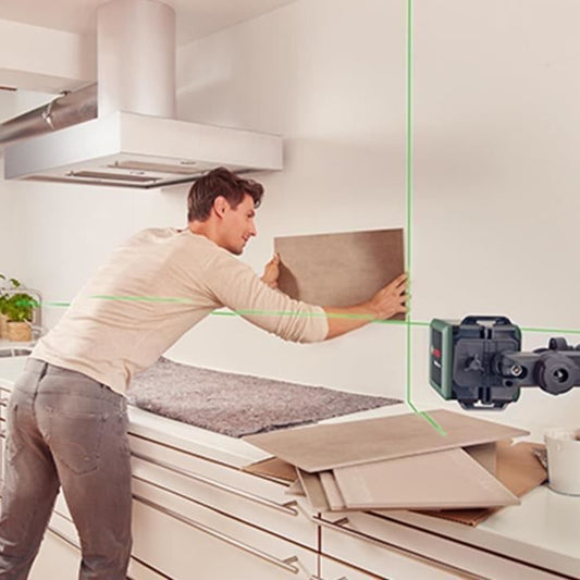Bosch Line Laser - Quigo Green (Supplied with 2 batteries, 1 MM2 universal clamp and 1 mounting adapter)