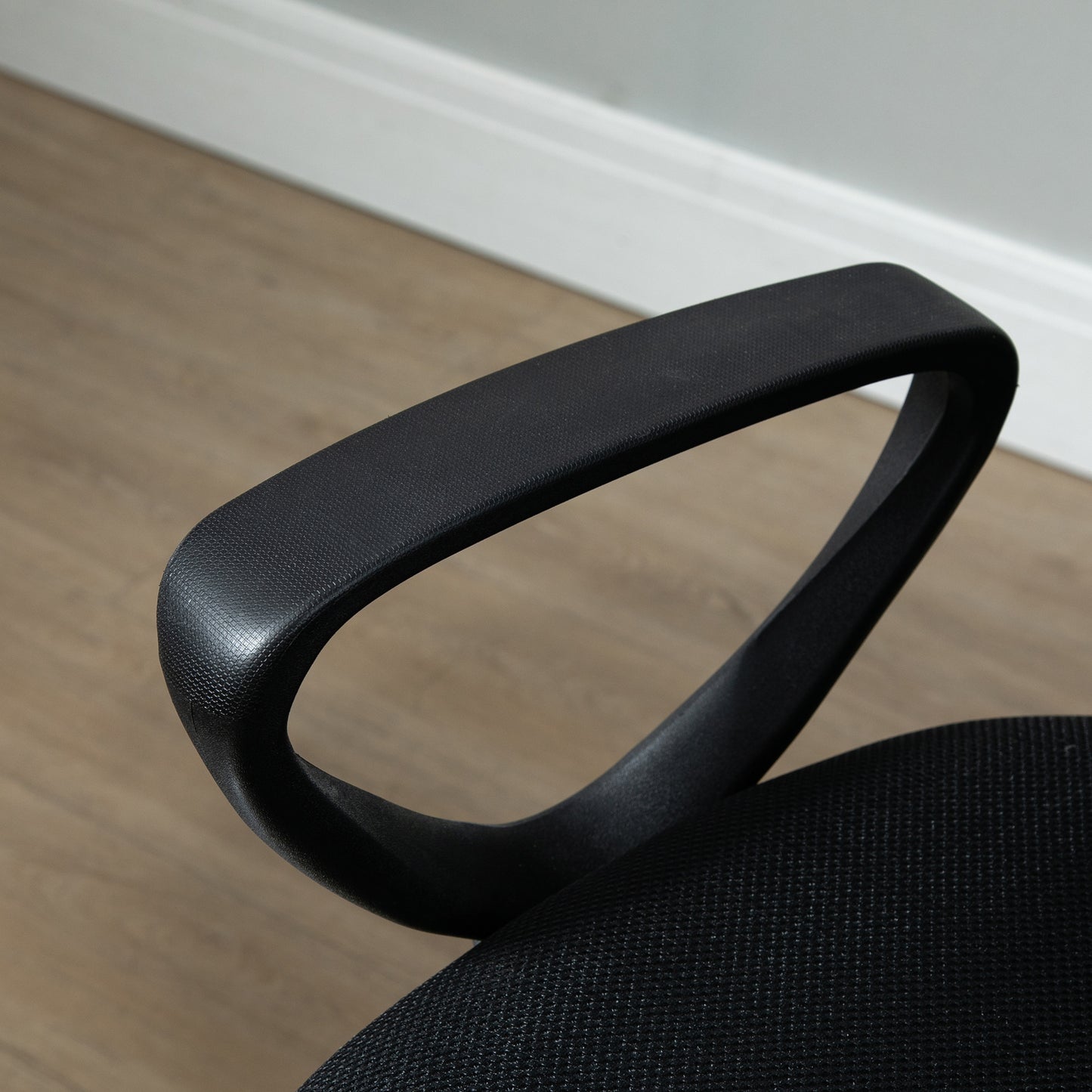 Vinsetto Bürostuhl Ergonomischer Schreibtischstuhl mit Armlehnen und Verstellbarer Fußring, Höhenverstellbarer Drehstuhl mit Netzbespannung Schwarz