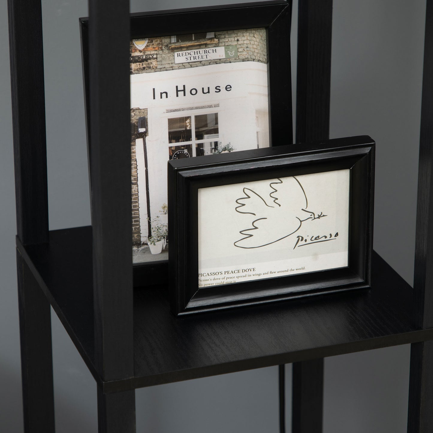 HOMCOM Stehleuchte im modernen Design, 2 Ablagen, Ziehkettenschalter, 26 cm x 26 cm x 156 cm, Schwarz + Weiß