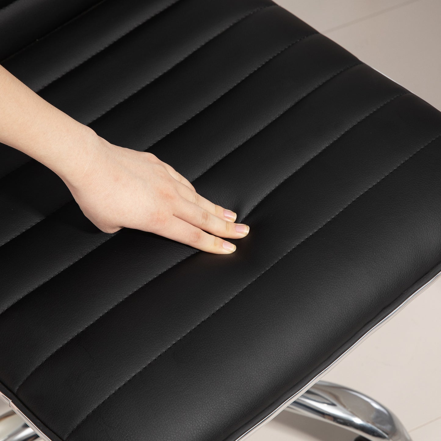 HOMCOM Höhenverstellbarer Salonstuhl mit Rückenlehne, Drehstuhl, Metall, Kunstleder, 48 x 52 x 78-90 cm, Schwarz