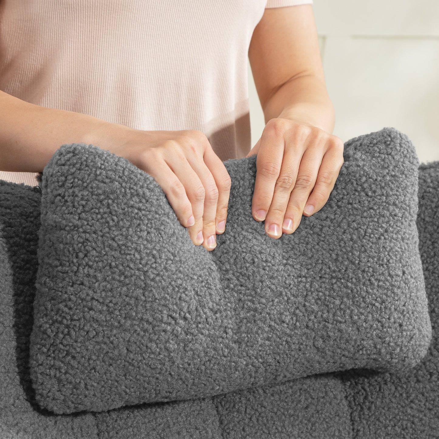 HOMCOM Schaukelstuhl mit Fußhocker, weicher Fleece-Bezug, Holzbeine, Kissen, hohe Rückenlehne, Schaukelsessel, Dunkelgrau