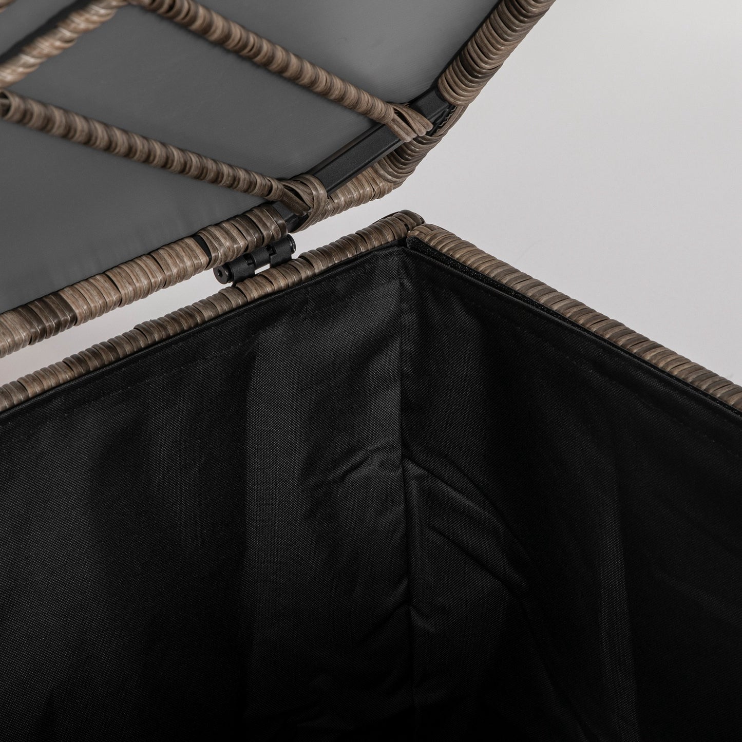 Outsunny Polyrattan Auflagenbox, Stoff-Innenauskleidung, leichtes Öffnen/Schließen, Metallrahmen, 75B x 75T x 70H cm, Schwarz