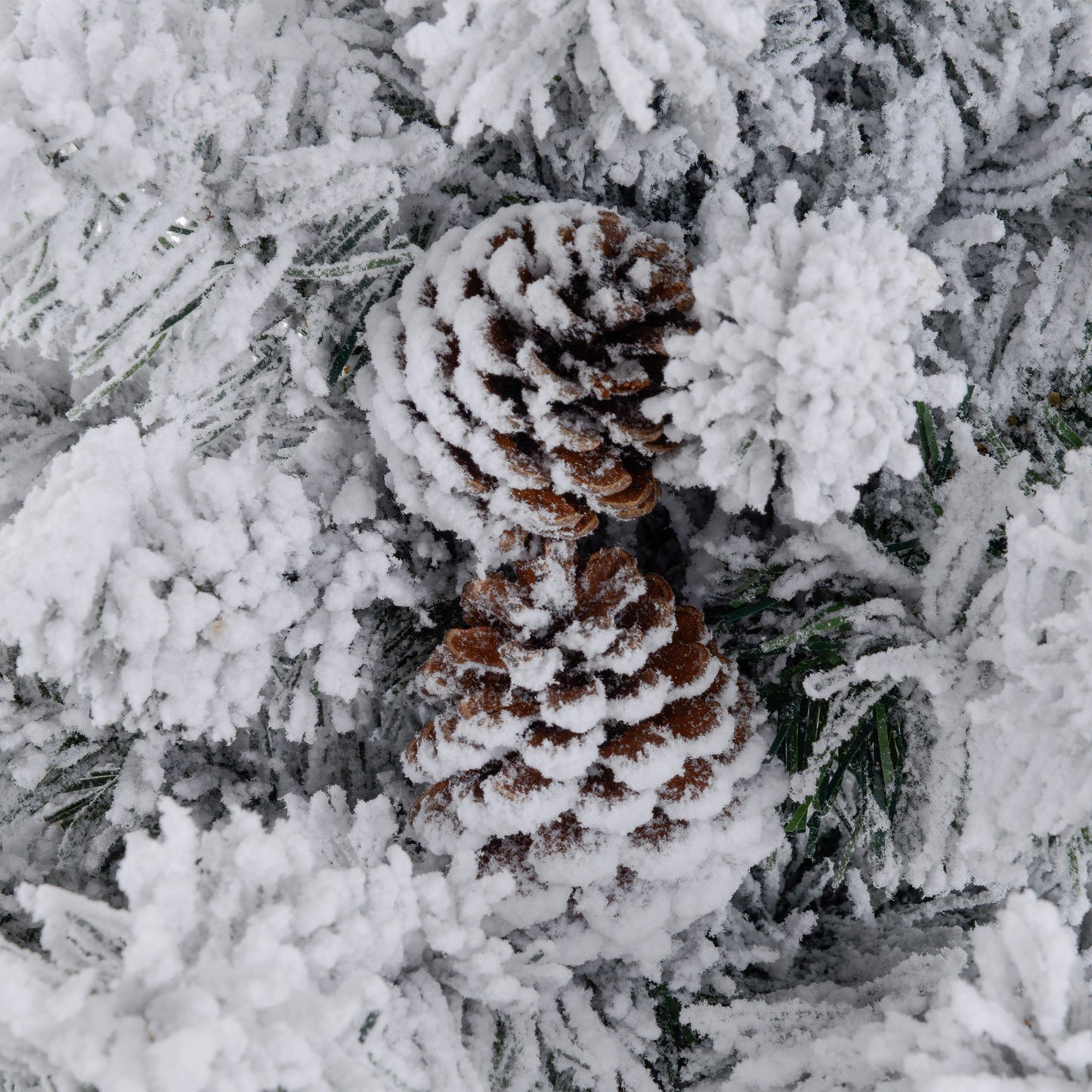 HOMCOM Weihnachtsbaum 92 cm, LED-Lichter, Schneezweige, Tannenzapfen, flammenhemmend, Betonfuß