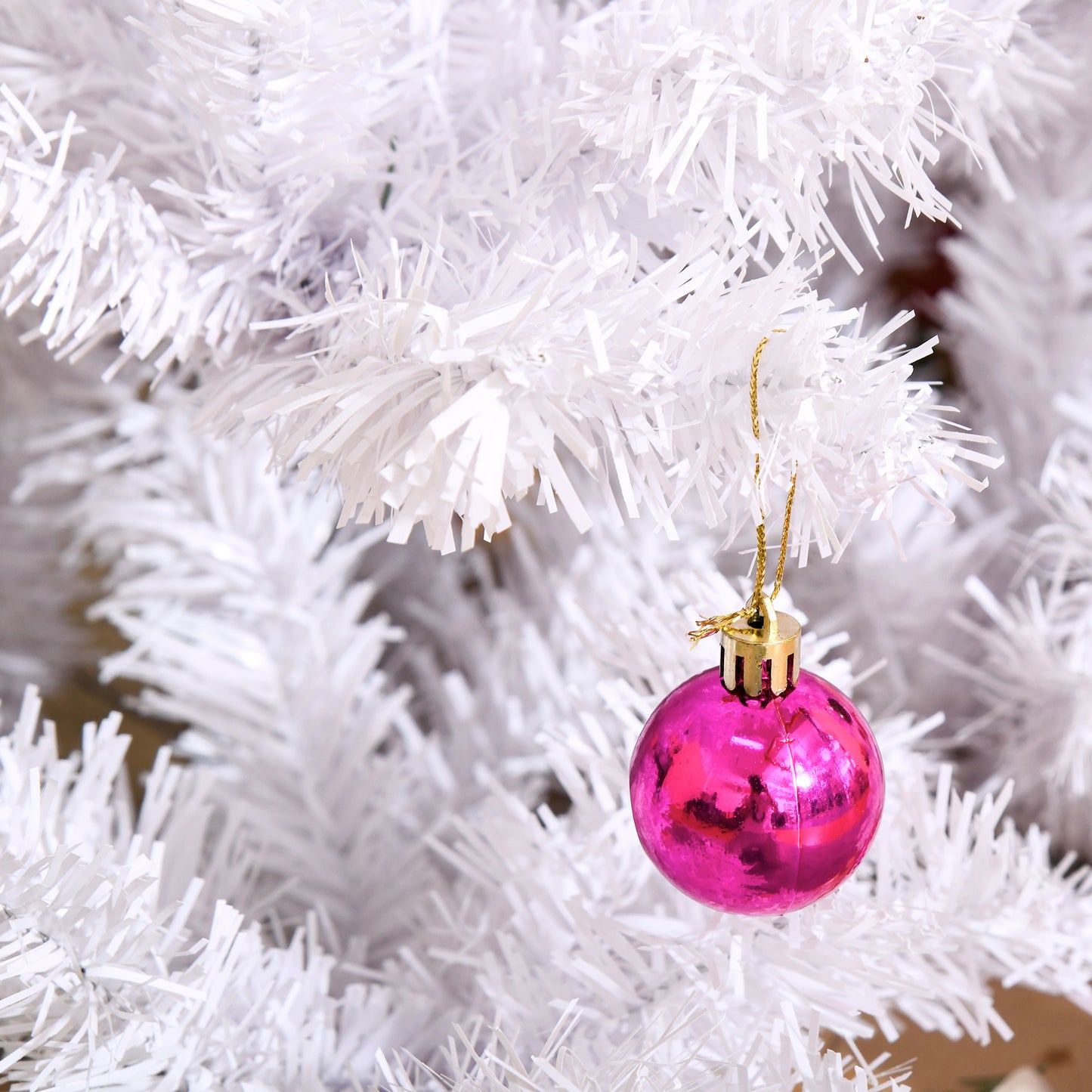 HOMCOM Künstlicher Weihnachtsbaum 150 cm künstlich Tannenbaum mit Kugeln, Glocken, Trommeln, Geschenkboxen, Christbaum mit 680 Spitzen, 12 Tannenzapfen Weihnachtsdeko inkl. Metallständer für drinnen
