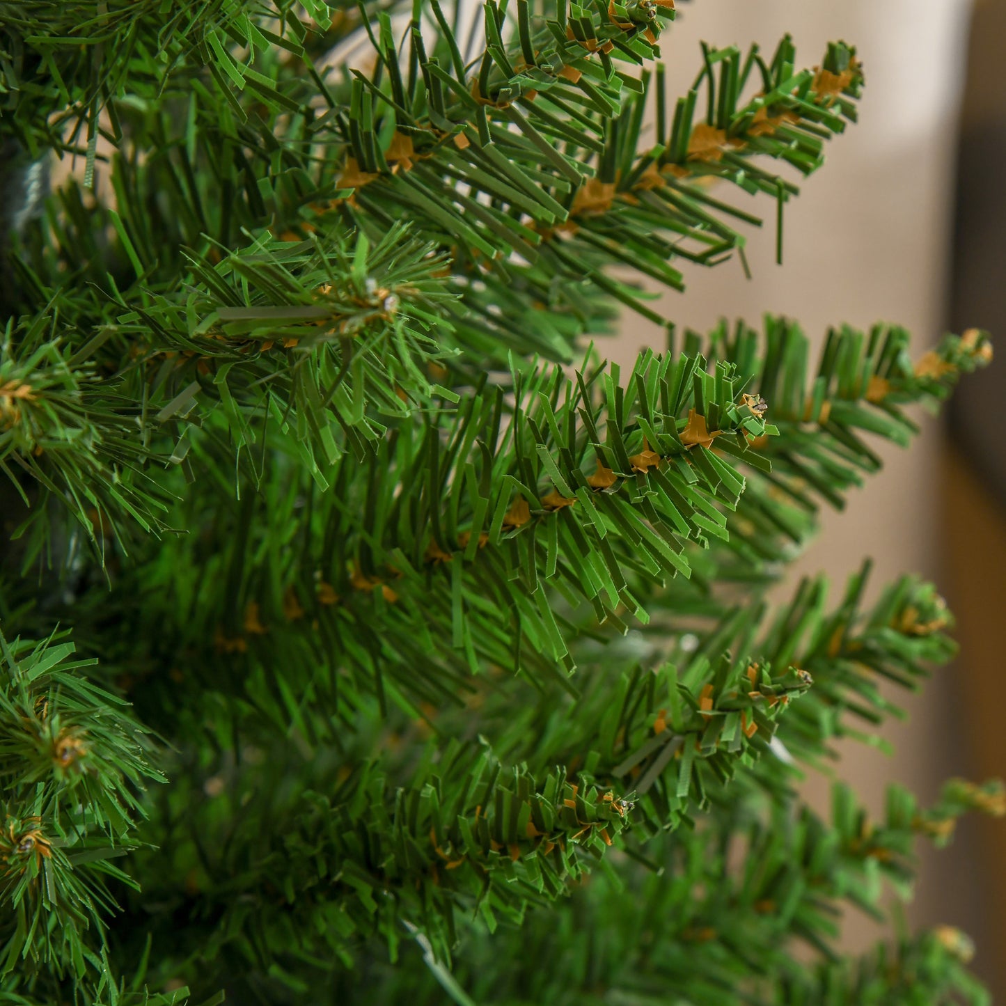 HOMCOM Mini Weihnachtsbaum mit künstlichem Schnee, 60 cm hoch, mit Zementständer, Mehrfarbig