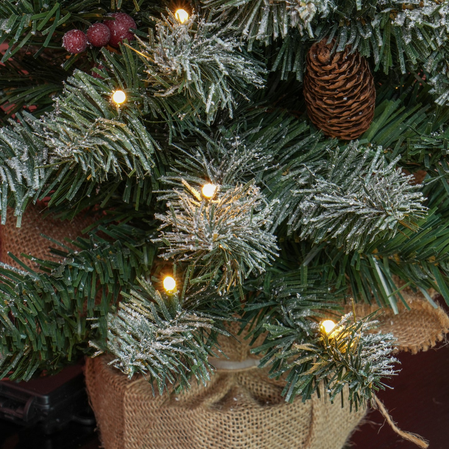 HOMCOM Weihnachtsbaum mit LED-Beleuchtung, 60 cm, Tannenzapfen und rote Beeren, inkl. Ständer, Grün/Weiß