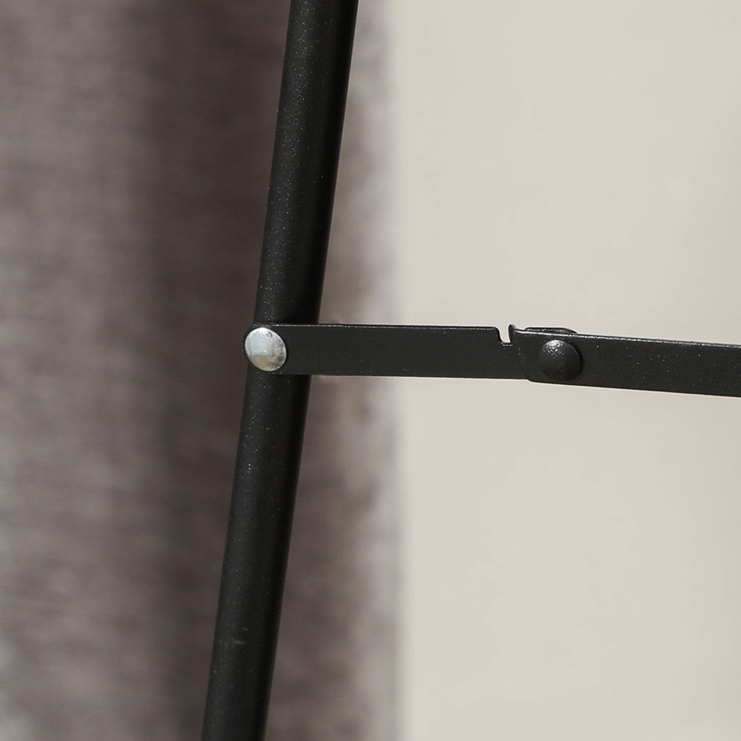 HOMCOM Ganzkörperspiegel, wellige Form, 160 x 50 cm, freistehend, samtartiger Rahmenbezug, Schlafzimmer, Wohnzimmer, Weiß