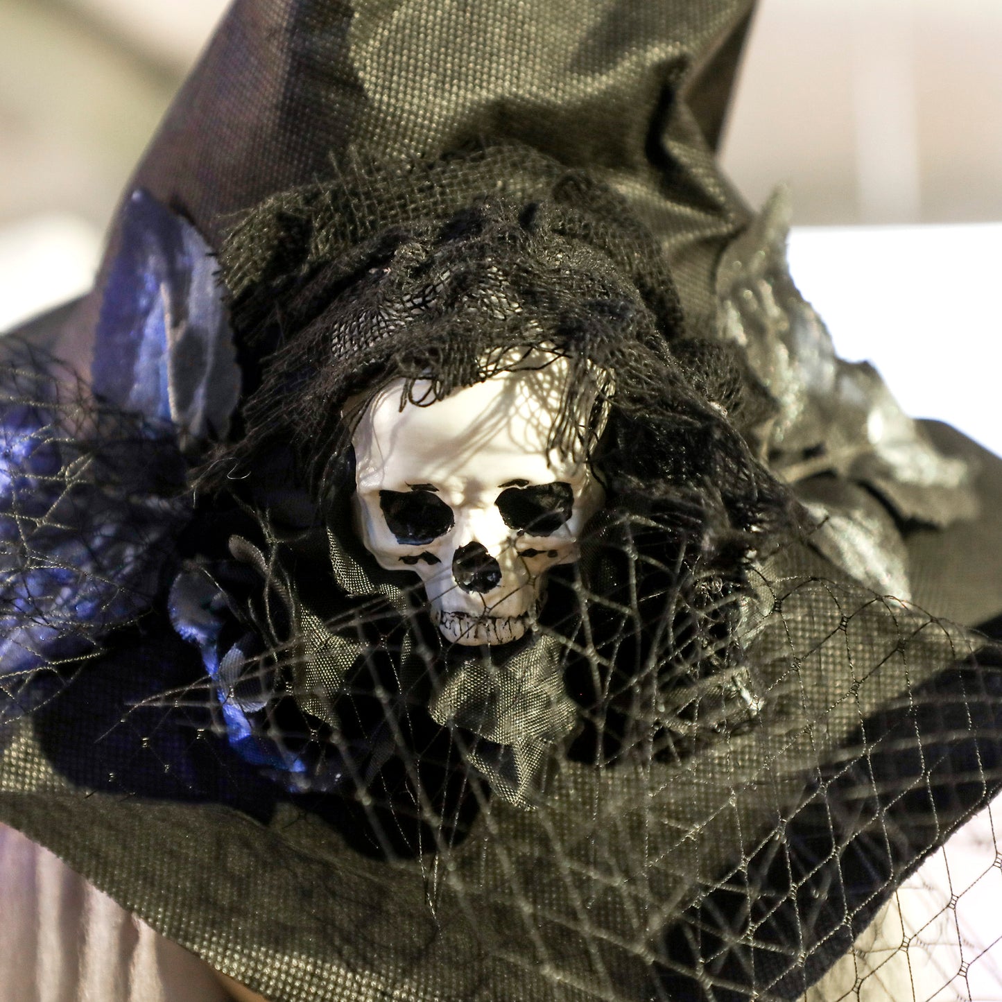 Outsunny 170 cm Halloween Dekoration Halloween Hexe mit LED-Lichter, Soundfunktion verstellbare Arme, Kopf