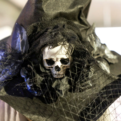 Outsunny 170 cm Halloween Dekoration Halloween Hexe mit LED-Lichter, Soundfunktion verstellbare Arme, Kopf