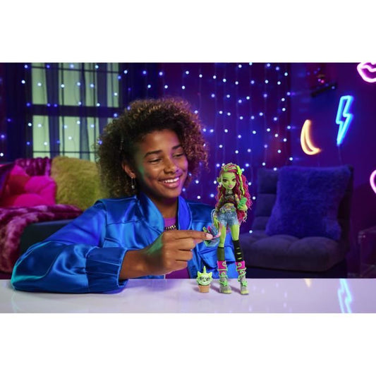 Monster High Venus McFlytrap Doll with Chewlian and Accessories HRP81