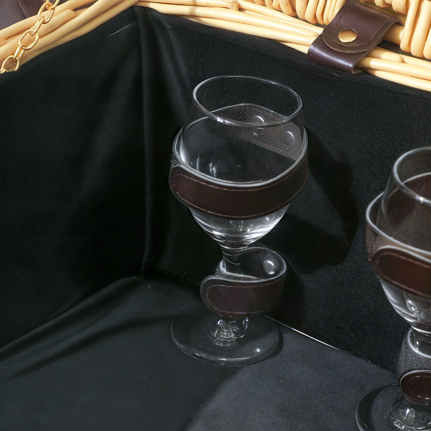 Outsunny Picknickkorb aus Weidenholz Picknickkoffer für 4 Personen mit Isoliert Kühlfach Besteck Set Naturholz