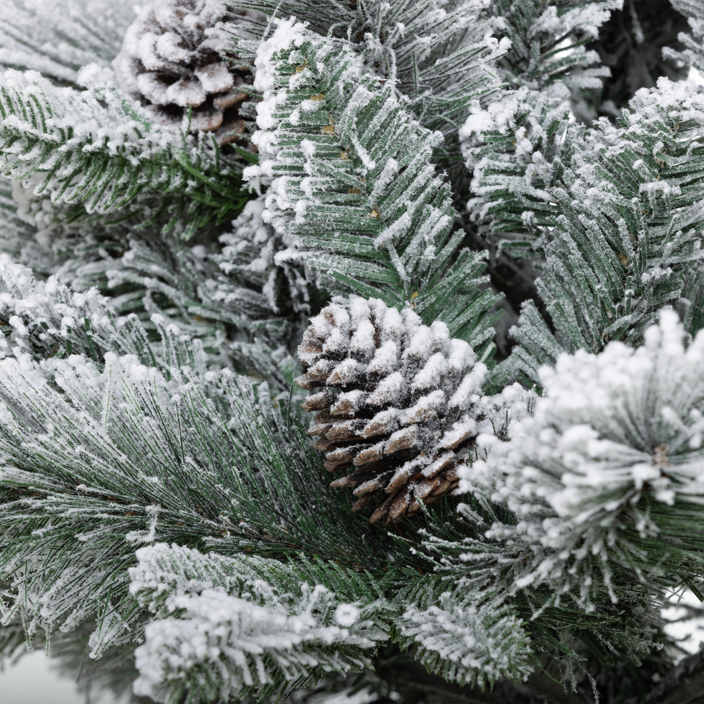 HOMCOM Weihnachtsbaum mit LED-Beleuchtung, 2er-Set, 107 cm, Tannenzapfen, rote Beeren, feuersicher, Grün/Weiß