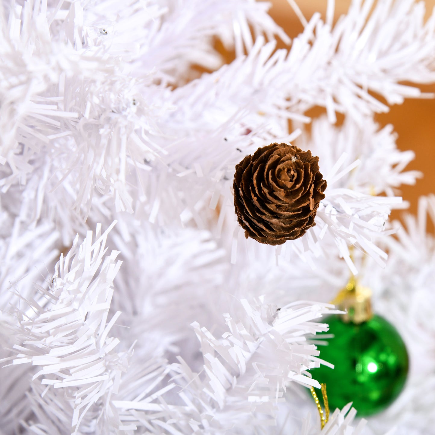 HOMCOM Künstlicher Weihnachtsbaum 150 cm künstlich Tannenbaum mit Kugeln, Glocken, Trommeln, Geschenkboxen, Christbaum mit 680 Spitzen, 12 Tannenzapfen Weihnachtsdeko inkl. Metallständer für drinnen
