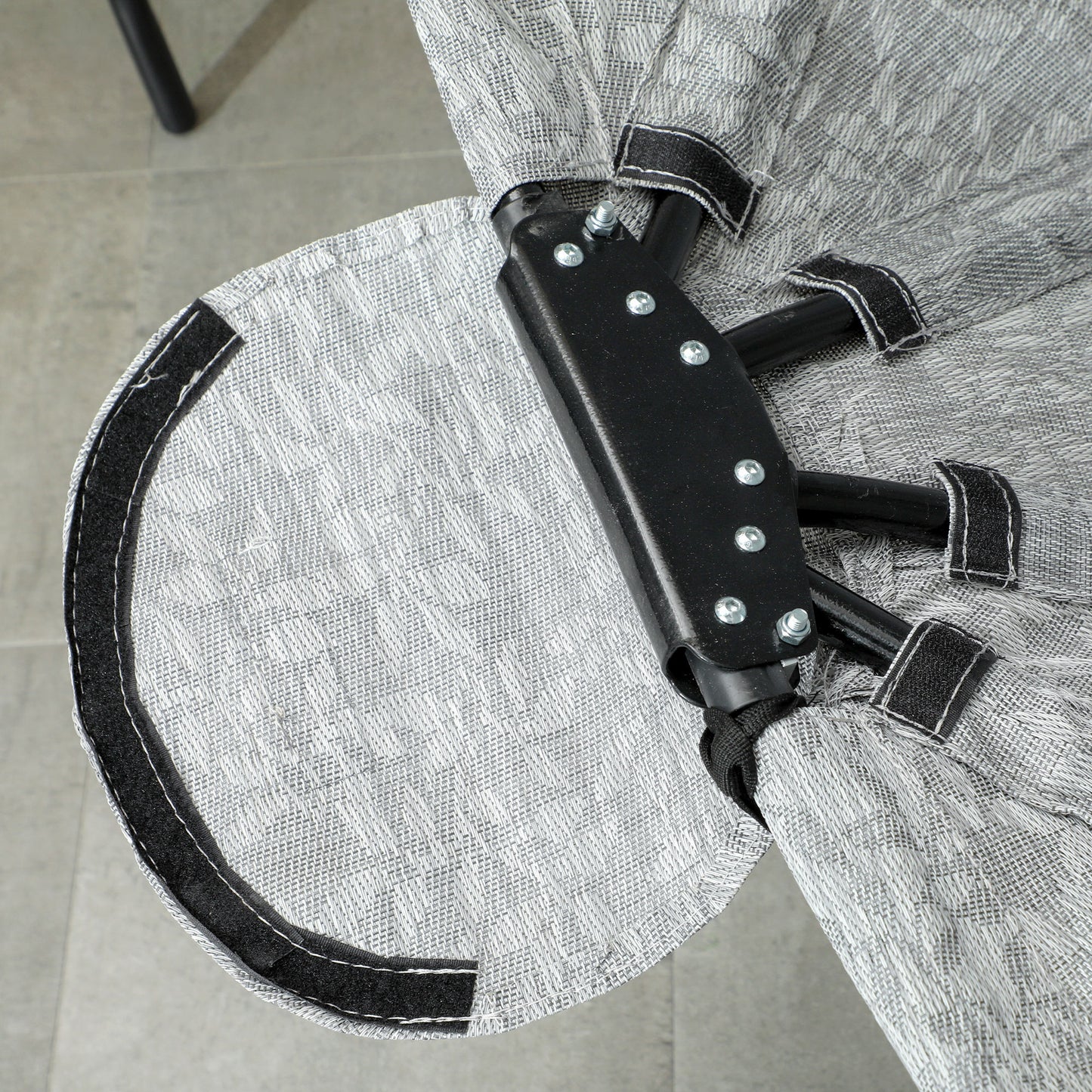 Outsunny Eiförmiger Hängekorb, Hängesessel mit Schaukelfunktion und faltbarem Korb, Gartenstuhl, Becherhalter, Grau