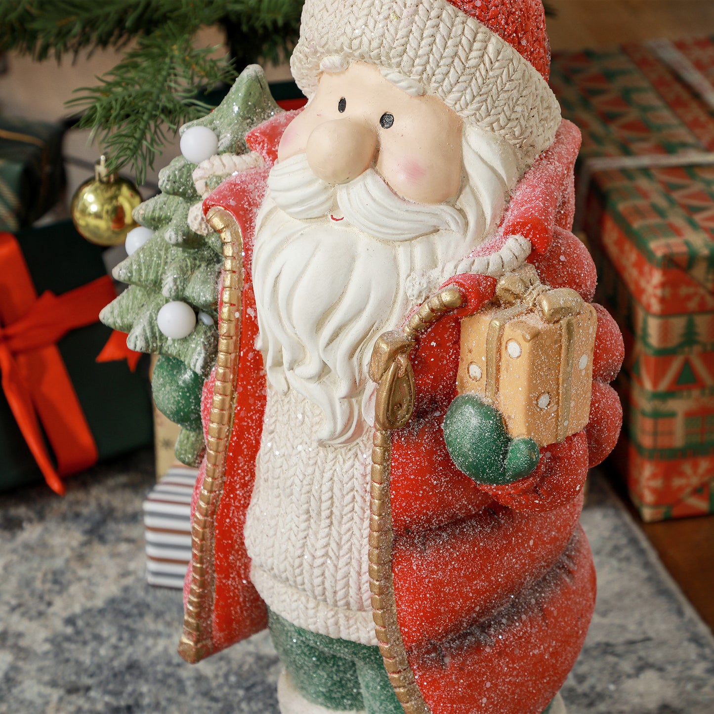 HOMCOM Weihnachtsmannfigur mit Baum und Geschenk, 3 warmweiße LEDs, batteriebetrieben, 50 cm