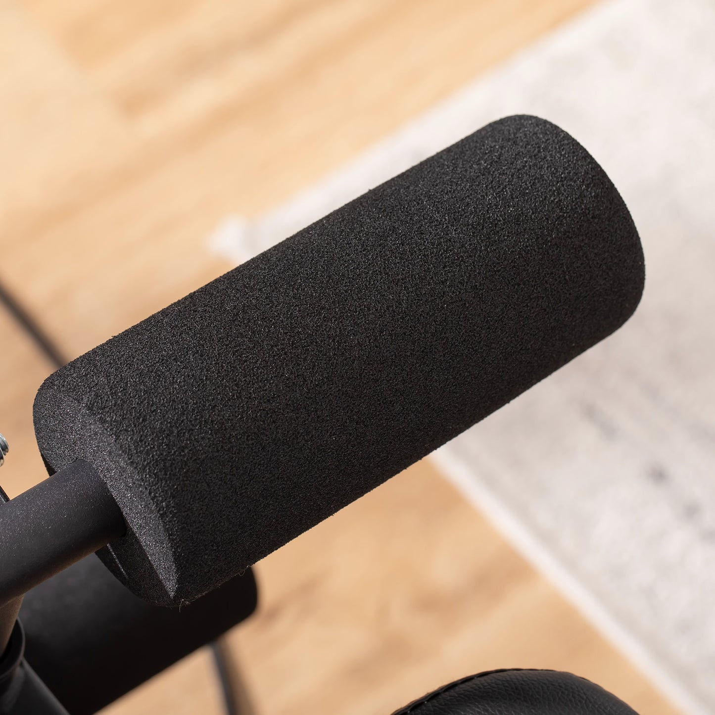 HOMCOM Hantelbank verstellbare Trainingsbank mit elastischer Seils Sit Up-Bank für Heimtraining 6 Stufen Rückenlehne-Gefälle Gewicht bis 150 kg Stahl Kunstleder Schwarz+Rot 145 x 49 x 48-127 cm