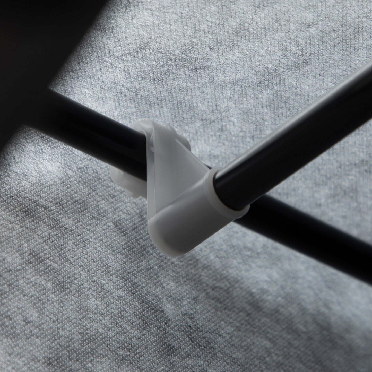 HOMCOM Schrank aus Stoff, Aufbewahrungslösung, 8 Regale, 2 Kleiderstangen, Dunkelgrau