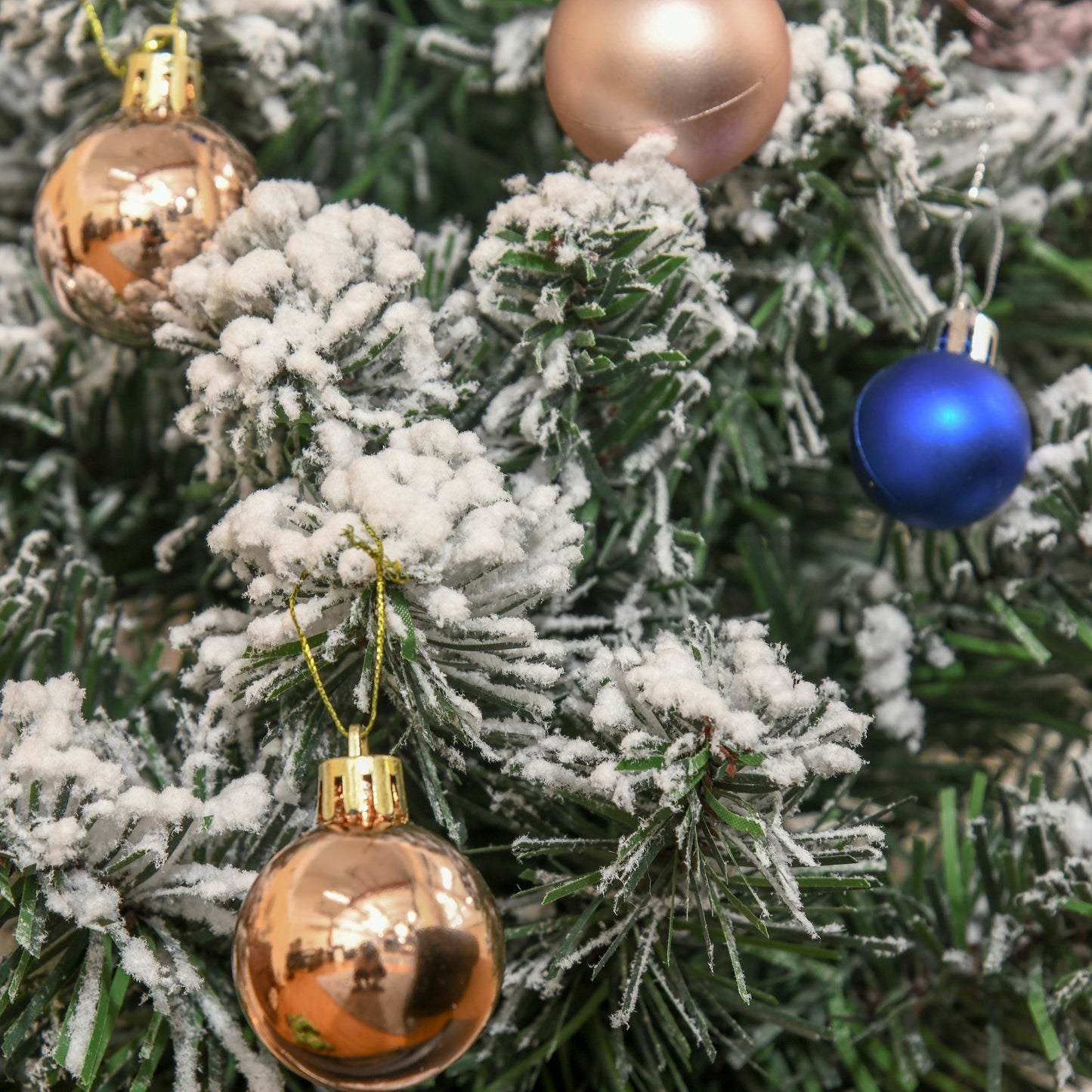 HOMCOM Mini Künstlicher Weihnachtsbaum 60 cm Tannenbaum künstlich mit Schnee, 67 Spitzen Zementbasis für drinnen Büro