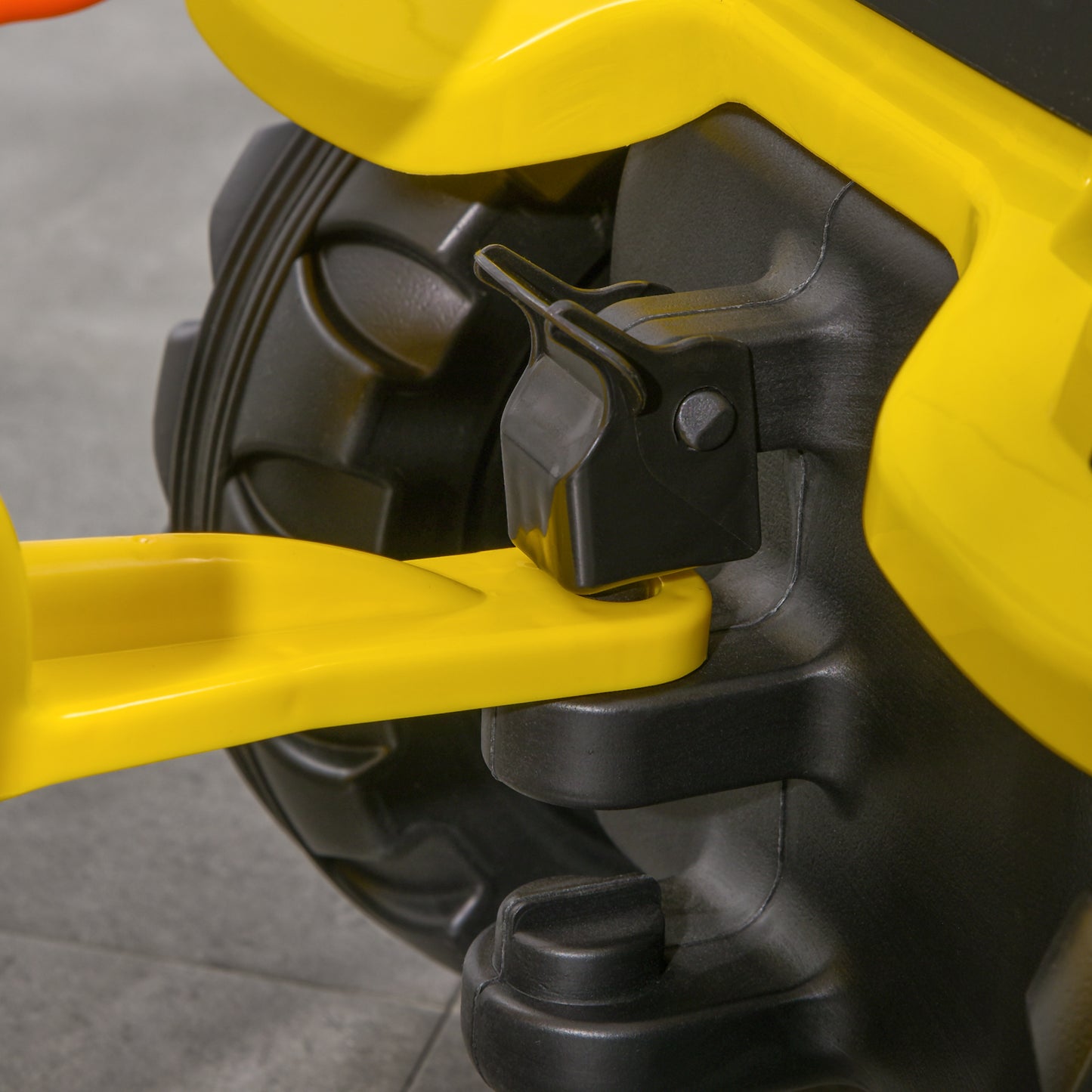 HOMCOM Trettraktor mit Anhänger, Werkzeug, Hupe, für Kinder ab 3 J., Metallrahmen, schwarz-gelb, 133 x 42 x 51 cm