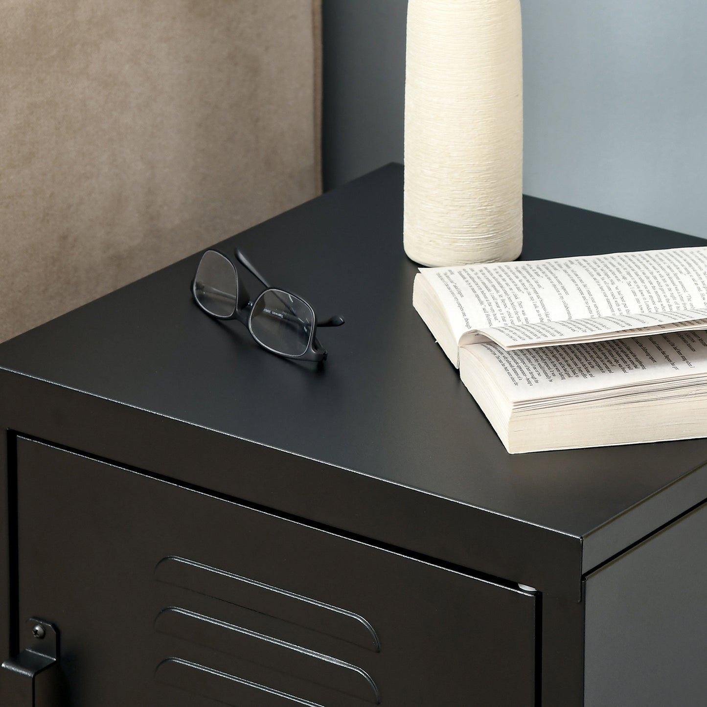 HOMCOM Nachttisch, Beistelltisch mit verstellbarem Regal, Tür, Nachtschrank für Schlafzimmer, Wohnzimmer, Metall, Schwarz, 50 x 40 x 47,5 cm