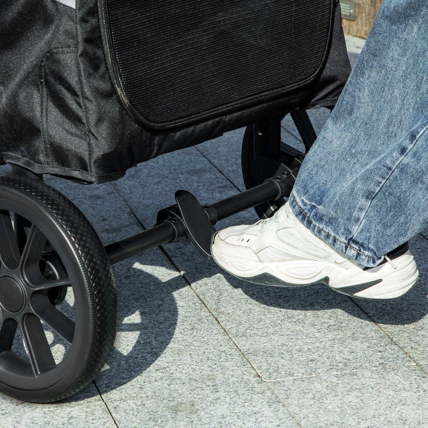 PawHut Hundewagen, Faltbarer Hundebuggy für große Hunde, Haustierwagen mit 4 Rädern, Sicherheitsleinen, Bremsen, Grau