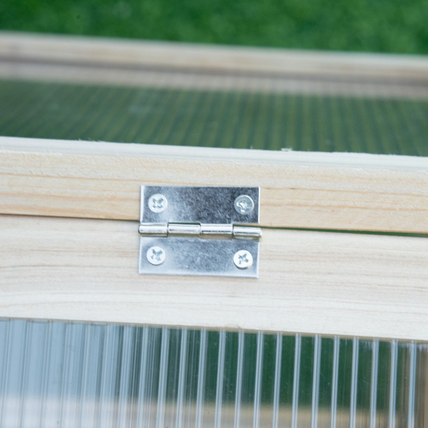 Outsunny Mini-Gewächshaus, Kompaktes Pflanzenhaus aus Holz, Polycarbonat-Platten, Belüftungsöffnung, 90L x 52B x 49,5H cm, Natur