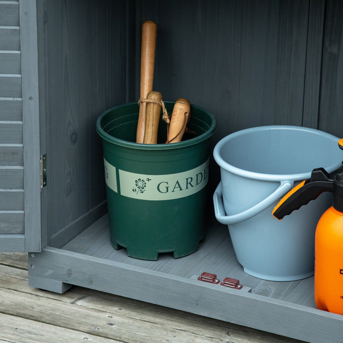 Outsunny Gartenschrank Holz Gerätehaus Geräteschuppen Geräteschrank Holzhütte Pultdach Bitumenpappe Lamellentüren Grau 87 x 46,5 x 160 cm