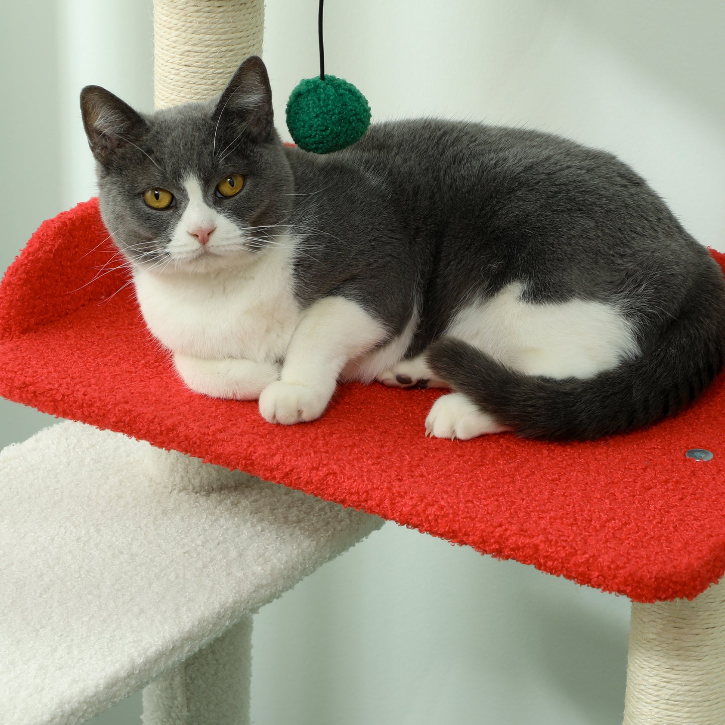 PawHut 135 cm Katzenkratzbaum i Weihnachtsfarben mit Katzenbett, Katzenhaus, Kratzpfosten, Sprungplattformen, Spielzeugbällen