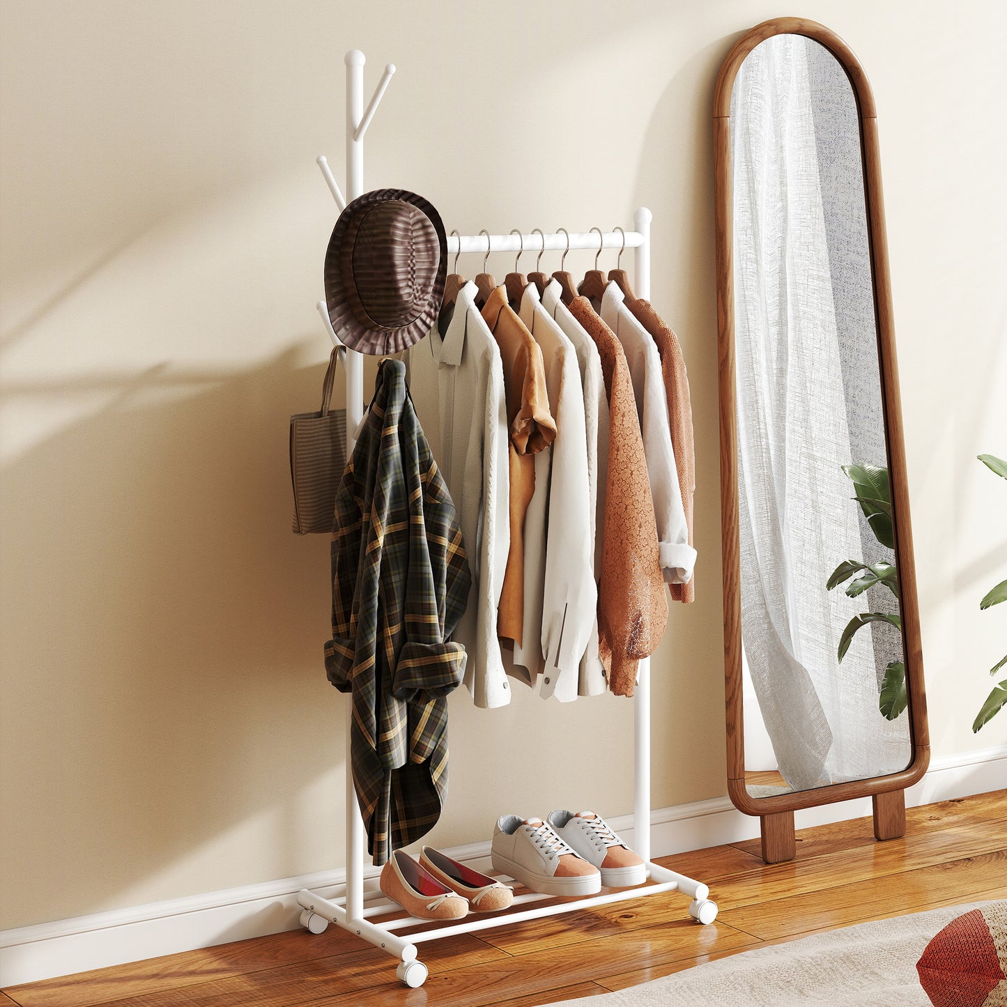 HOMCOM Kleiderständer mit Rolle, mobiler Garderobenständer mit Kleiderstange, 5 Haken, Schuhregal Weiß