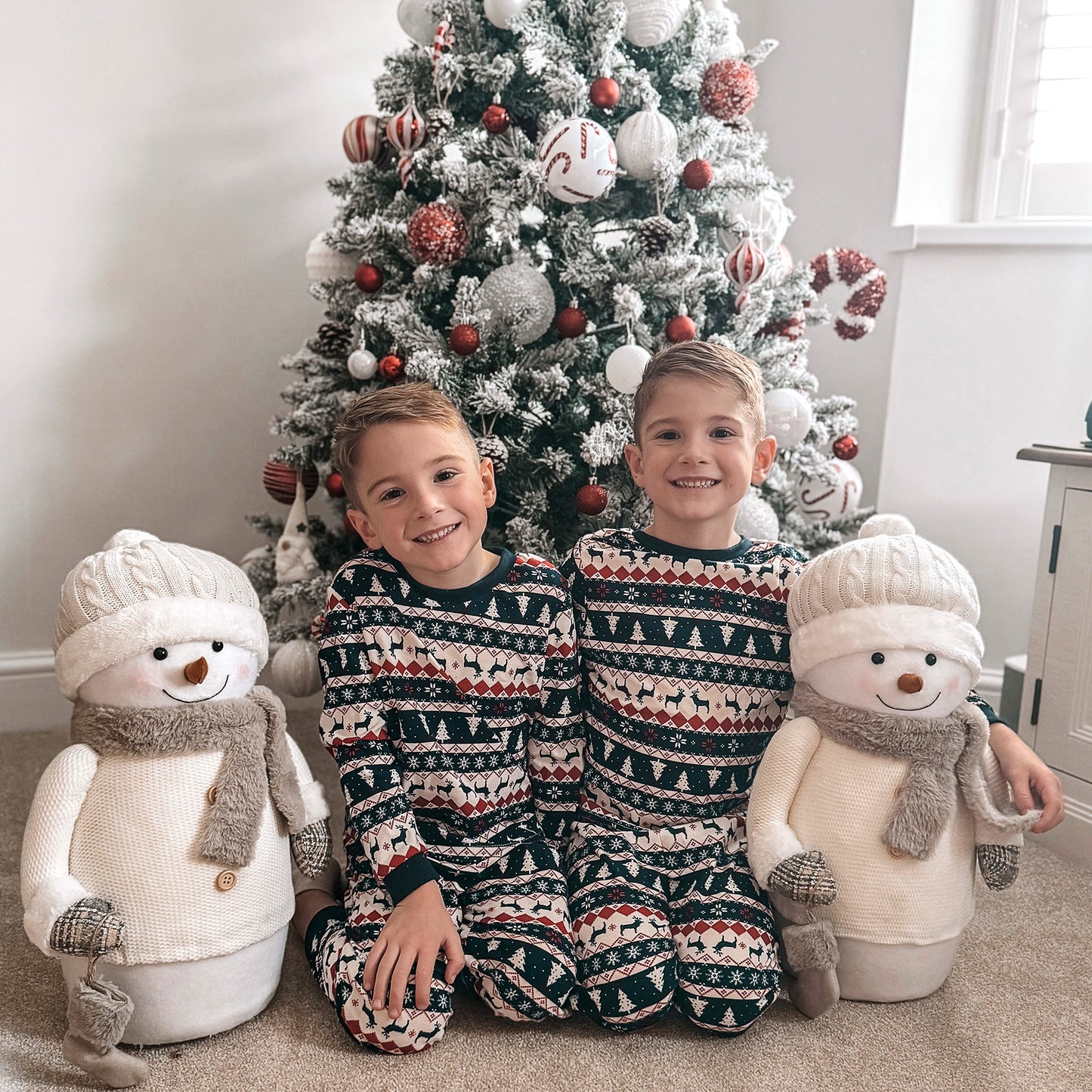 HOMCOM Künstlicher Weihnachtsbaum, Schnee-Effekt, flammenhemmend, Scharnierkonstruktion, Grün/Weiß