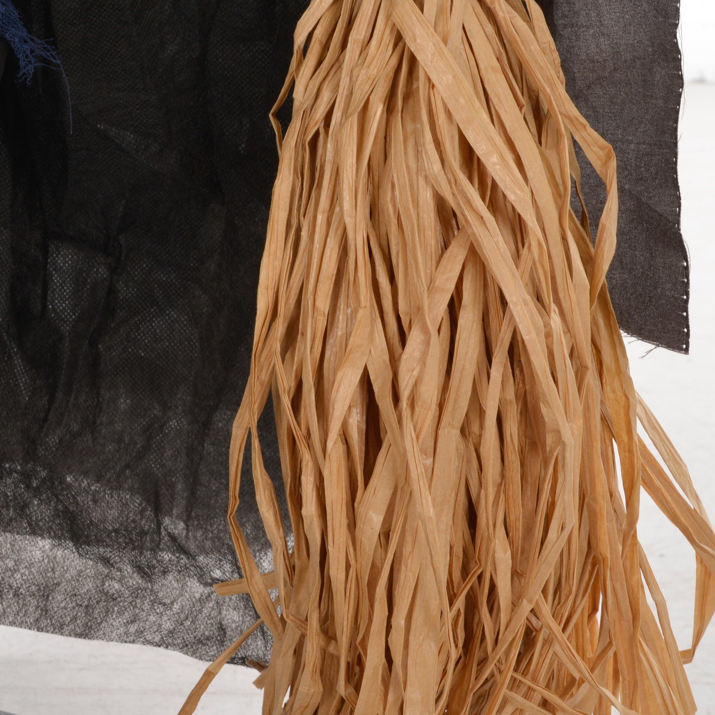 HOMCOM Halloweendekoration Hexe mit Besen, leuchtende Augen, gruselige Geräusche, biegsame Arme, 107x65x190 cm