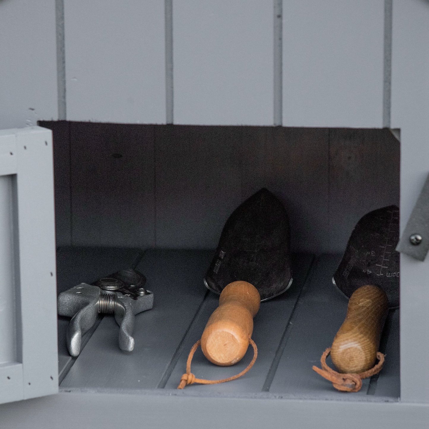 Outsunny Gartenschrank, offenes Brennholzfach, verriegelbare Tür, wetterfest, Naturholz, 129 x 51,5 x 180cm, grau+schwarz