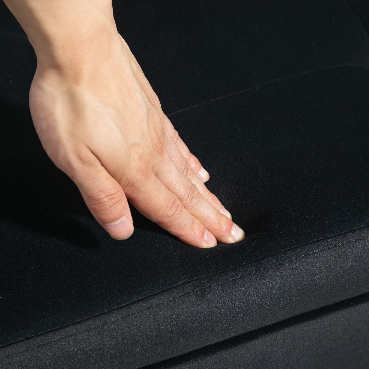 HOMCOM Sitzbank mit Stauraum und Armlehnen, Truhenbank, samtartiges Polyester, Kautschukholz, Dunkelgrau, 107 x 42 x 65 cm