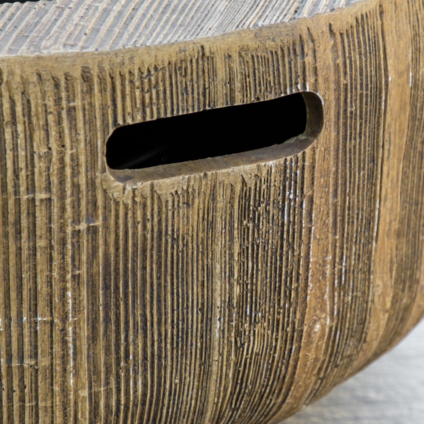 Outsunny Feuerschale im Baumstumpf-Design, Funkengitter, Kohlerost, Schürhaken, Ø61,5 x 39 cm