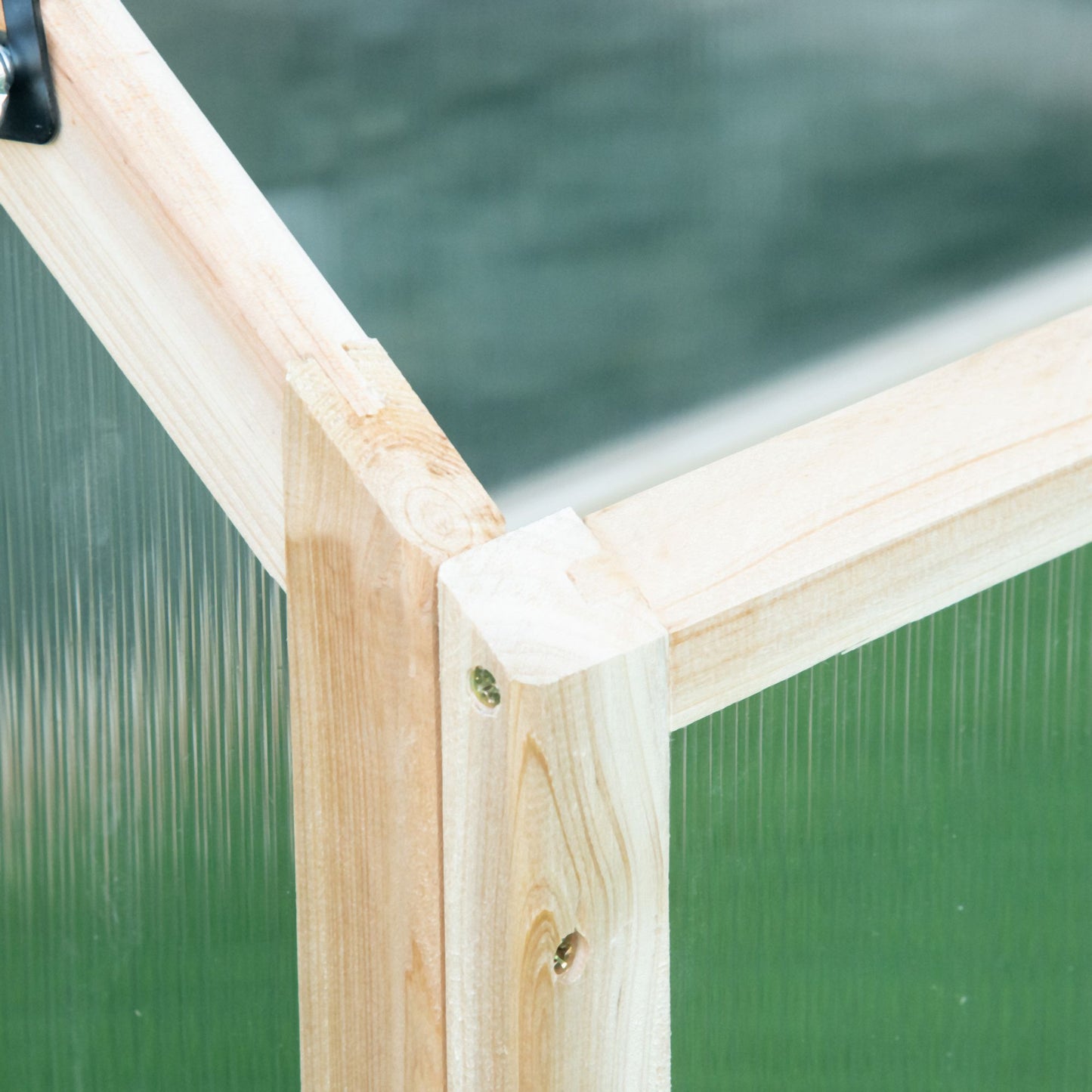 Outsunny Mini-Gewächshaus, Kompaktes Pflanzenhaus aus Holz, Polycarbonat-Platten, Belüftungsöffnung, 90L x 52B x 49,5H cm, Natur