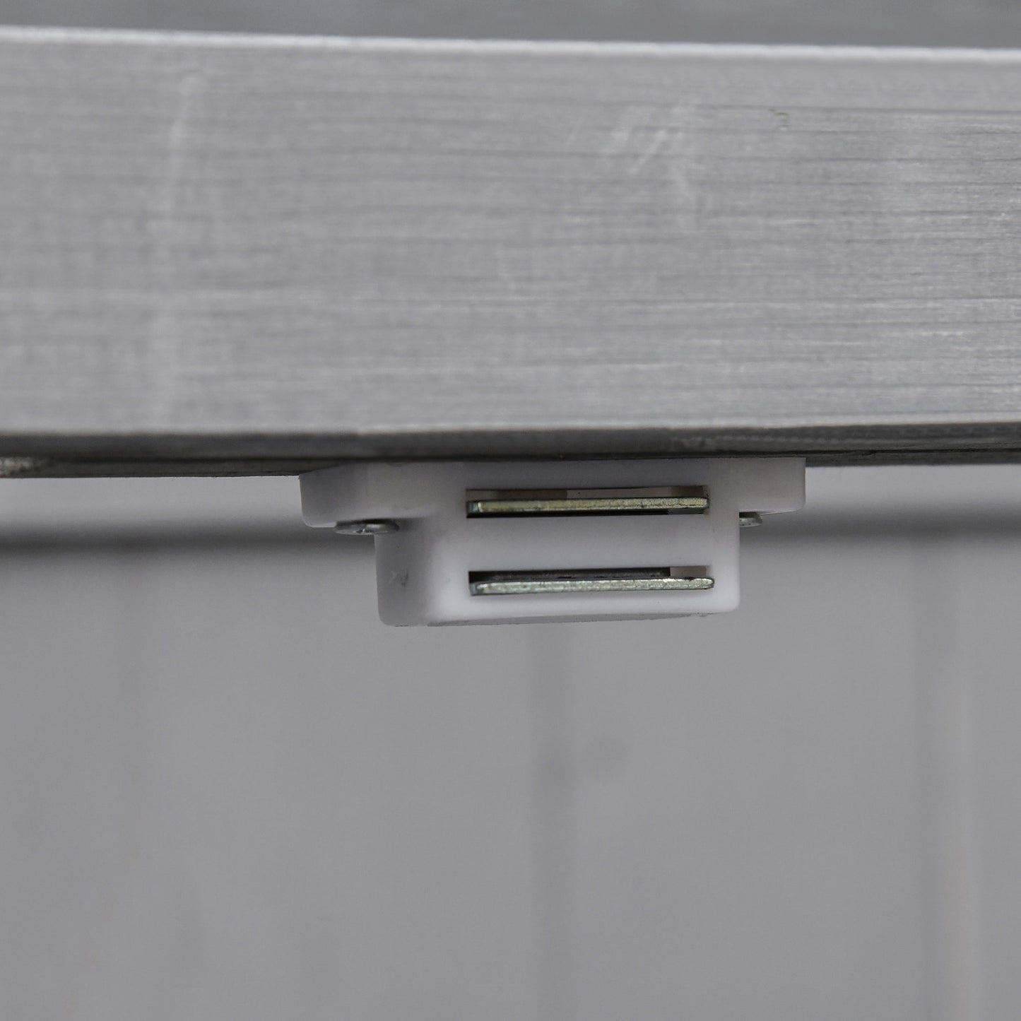 Outsunny Geräteschrank, Doppeltür, Klappdeckel, 2 Regalfächer, wetterfest, Naturholz, grau, 74 x 43 x 88cm