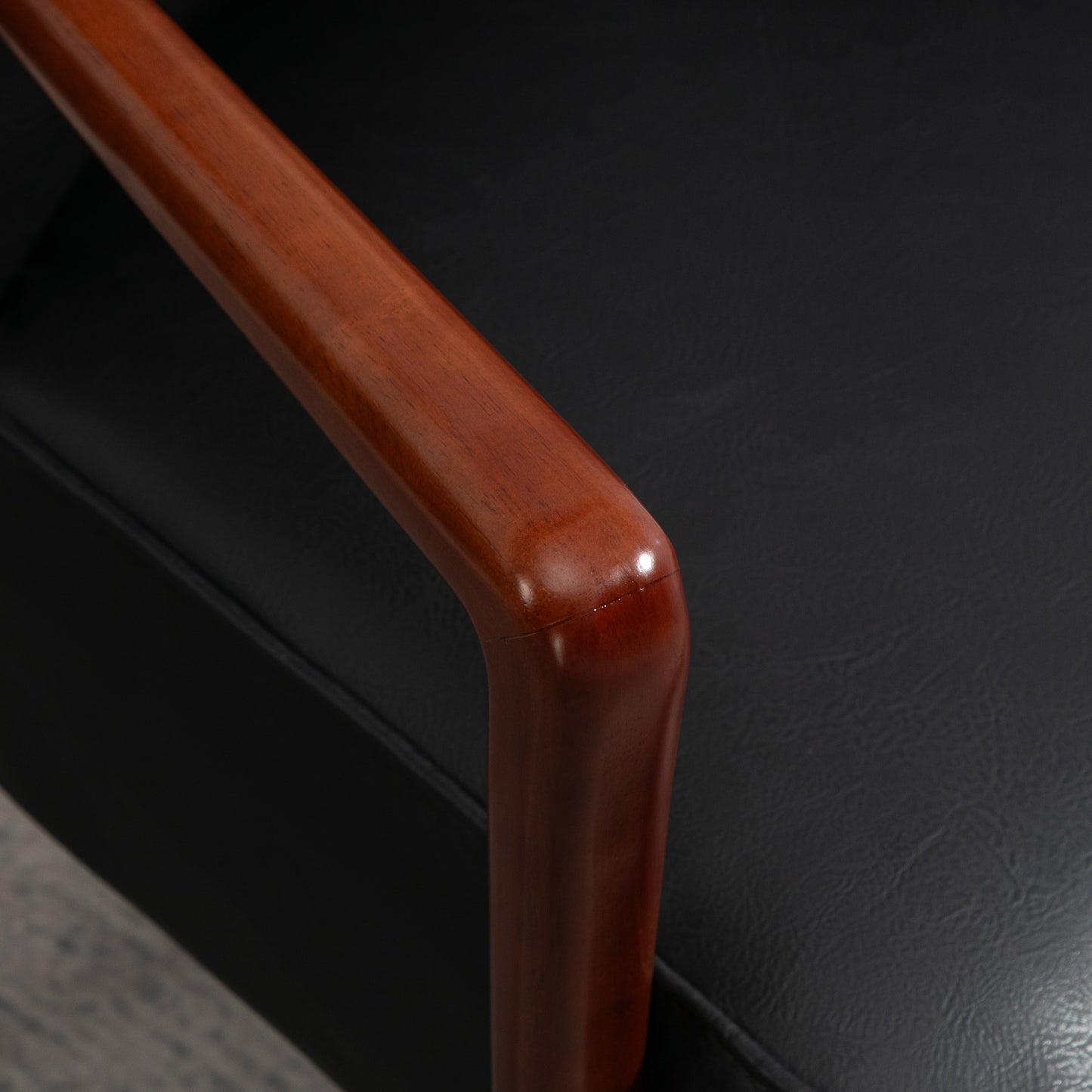 HOMCOM Akzentsessel, breiter Sitz, Lederoptik, Holzrahmen, bis 120 kg, 67x77x80 cm, Schwarz