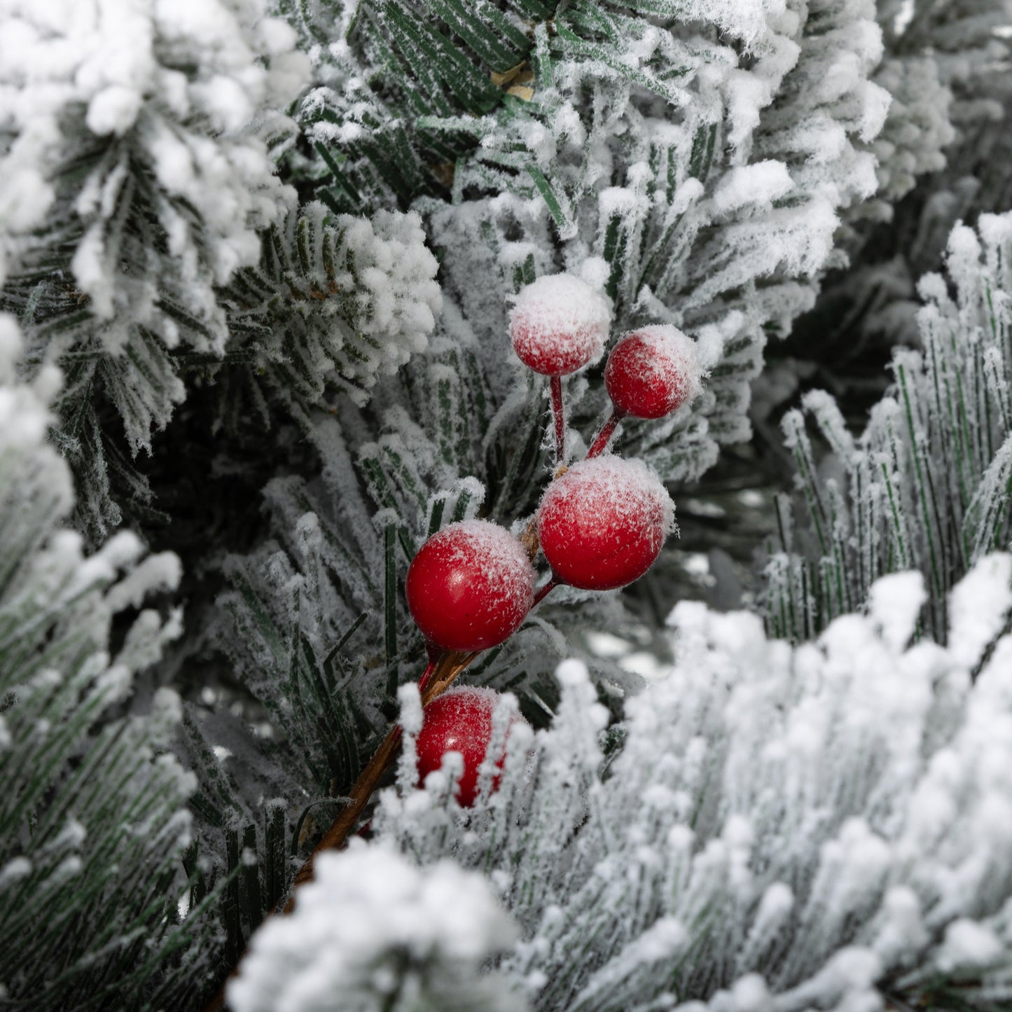 HOMCOM Weihnachtsbaum mit LED-Beleuchtung, 2er-Set, 107 cm, Tannenzapfen, rote Beeren, feuersicher, Grün/Weiß