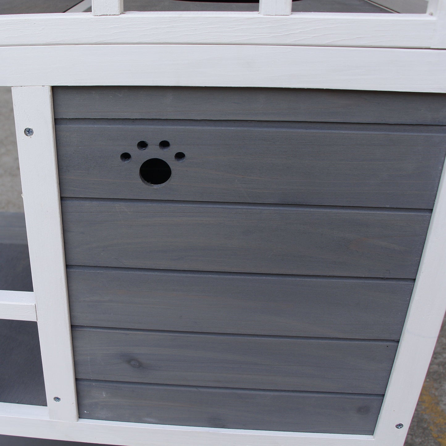 PawHut Katzenhaus, Tannenholz, Katzenhütte für draußen mit Terrasse, Katzenhöhle, 4 Etagen, Katzenvilla mit Treppe, Asphaltdach, Winterfest, Kleintierhaus, Grau, 75,5 x 75 x 137 cm