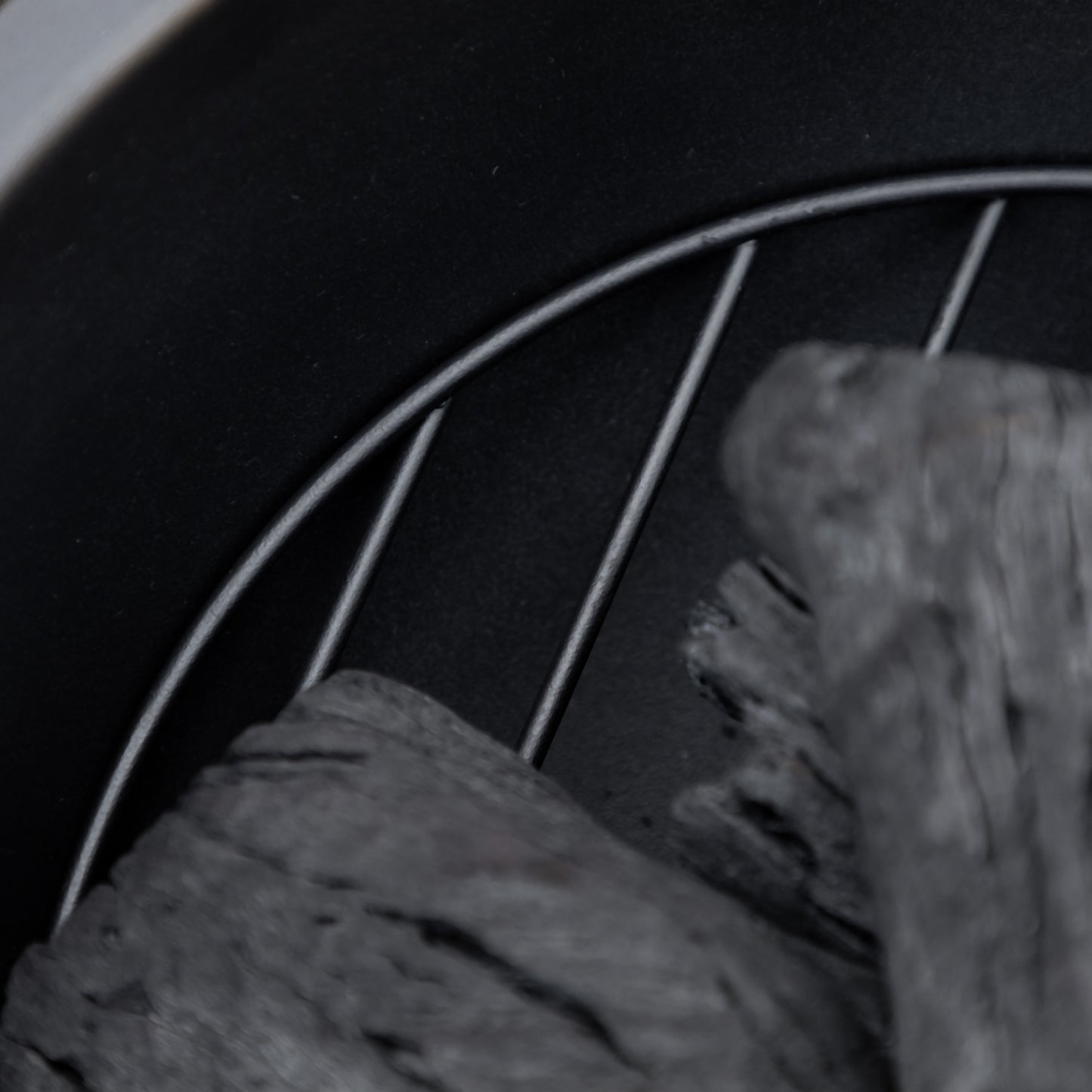 Outsunny Feuerschale im Baumstumpf-Design, Funkengitter, Kohlerost, Schürhaken, Ø61,5 x 39 cm