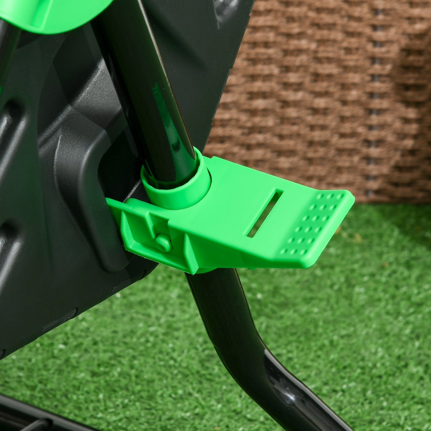 Outsunny Kompostbehälter, 65 Liter Komposter, drehbar, kompakt, 24 Belüftungslöcher, Stahl, Kunststoff, Grün+Schwarz