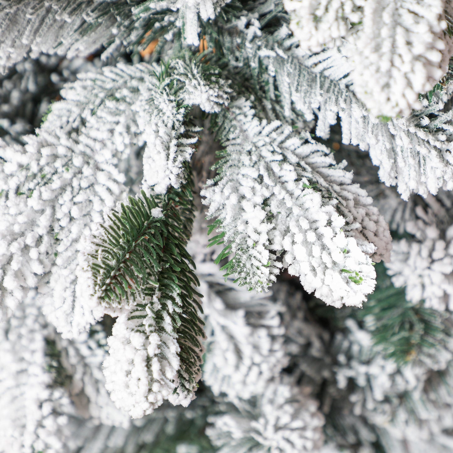 HOMCOM Künstlicher Weihnachtsbaum, Kunstschnee & Tannenzapfen, realistisch, flammhemmend, Metallfuß, 183 cm, Grün