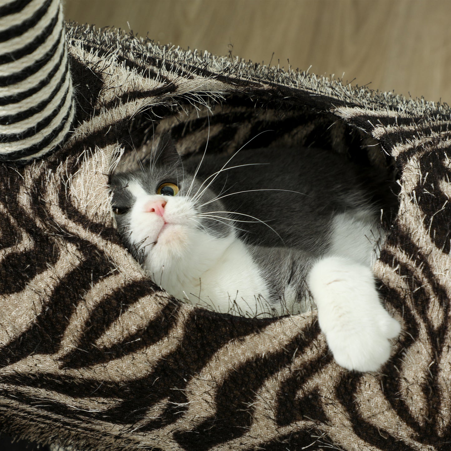 PawHut Kratzbaum im Zebra-Design, 1 Katzentunnel, 3 Kratzstämme 48,5 cm x 35 cm x 93 cm, Schwarz + Weiß