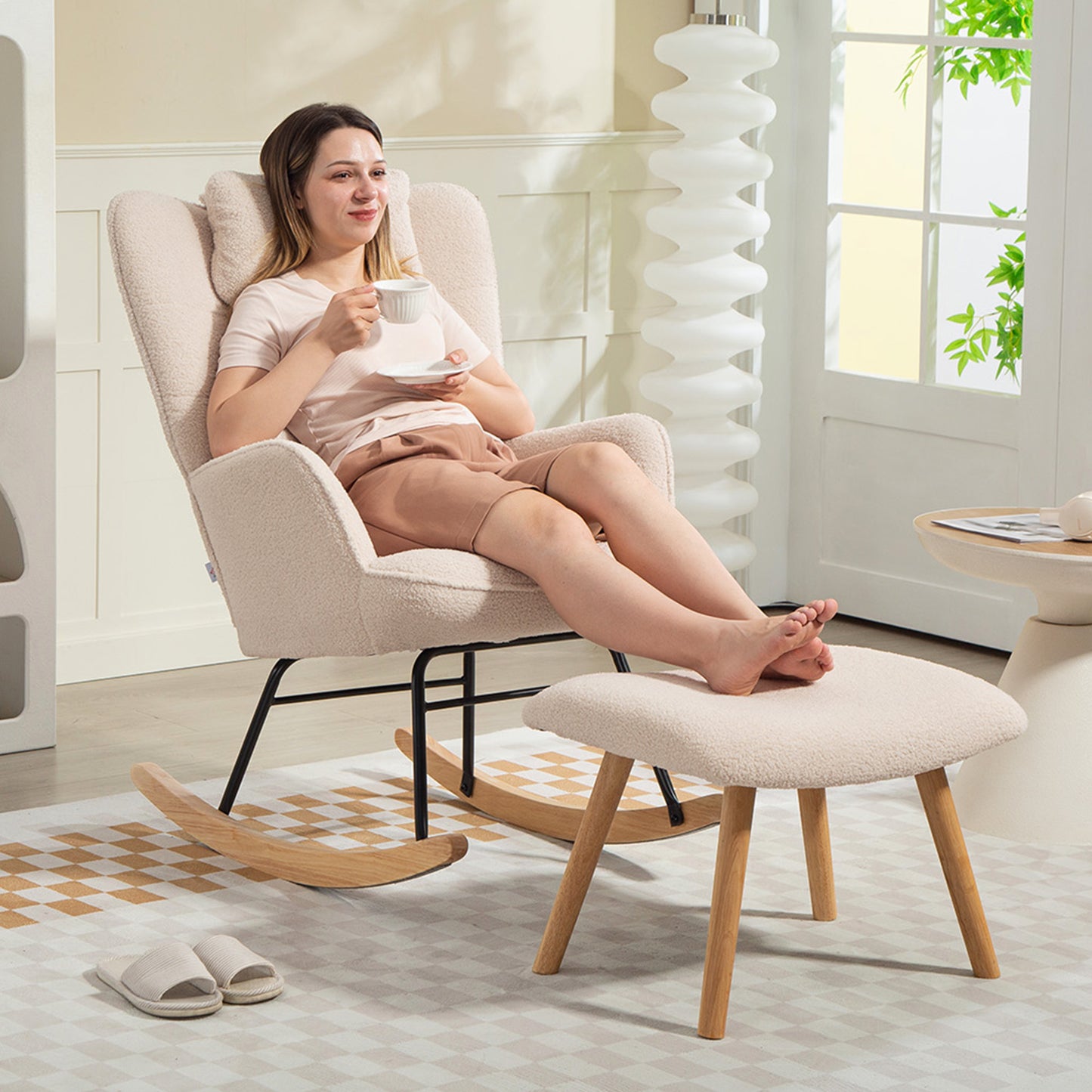 HOMCOM Schaukelstuhl mit Fußhocker, weicher Fleece-Bezug, Holzbeine, Kissen, hohe Rückenlehne, Schaukelsessel, Beige