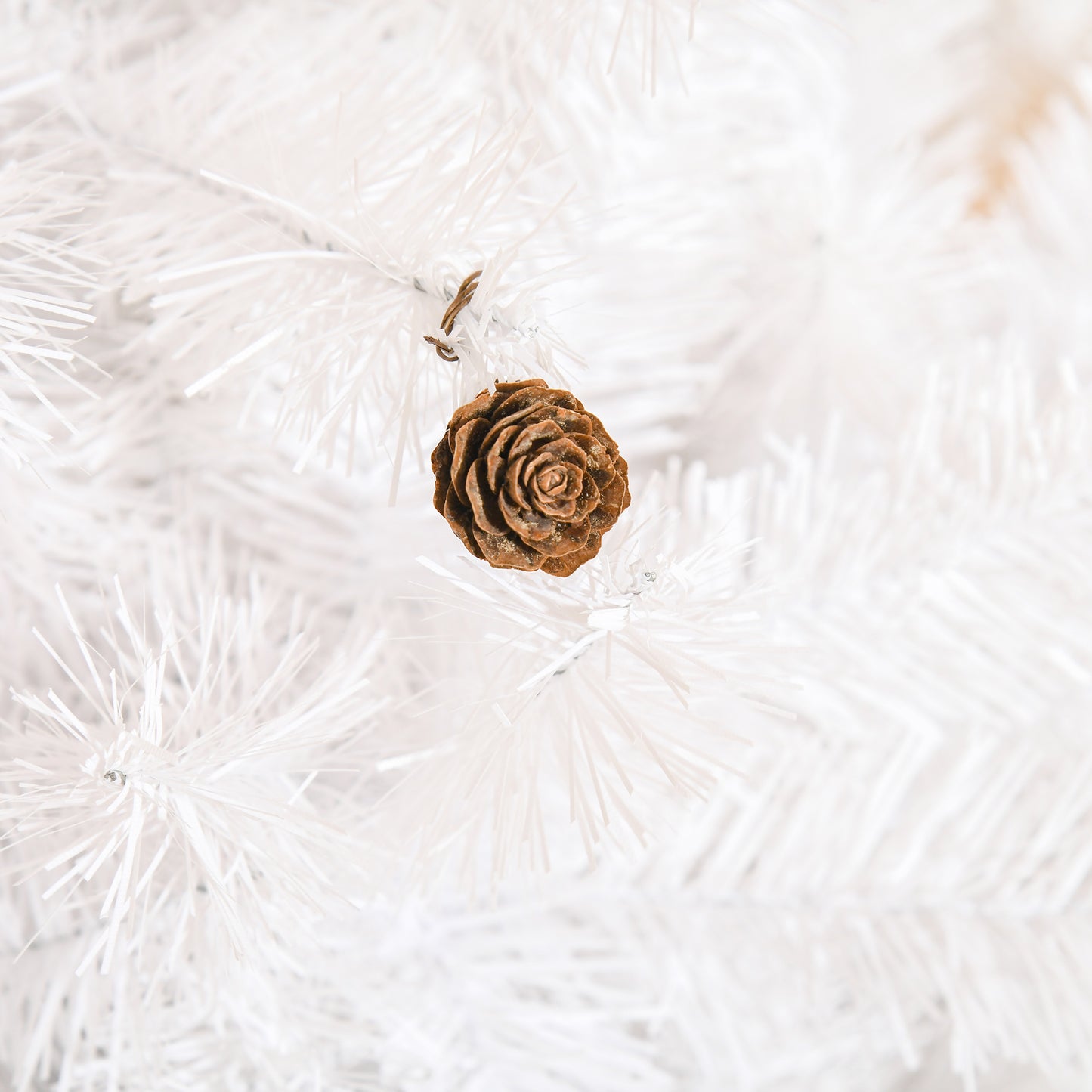 HOMCOM Künstlicher Weihnachtsbaum 180 cm künstlich Tannenbaum mit Kugeln, Glocken, Trommeln, Geschenkboxen, Christbaum mit 930 Spitzen, 12 Tannenzapfen Weihnachtsdeko inkl. Metallständer für drinnen
