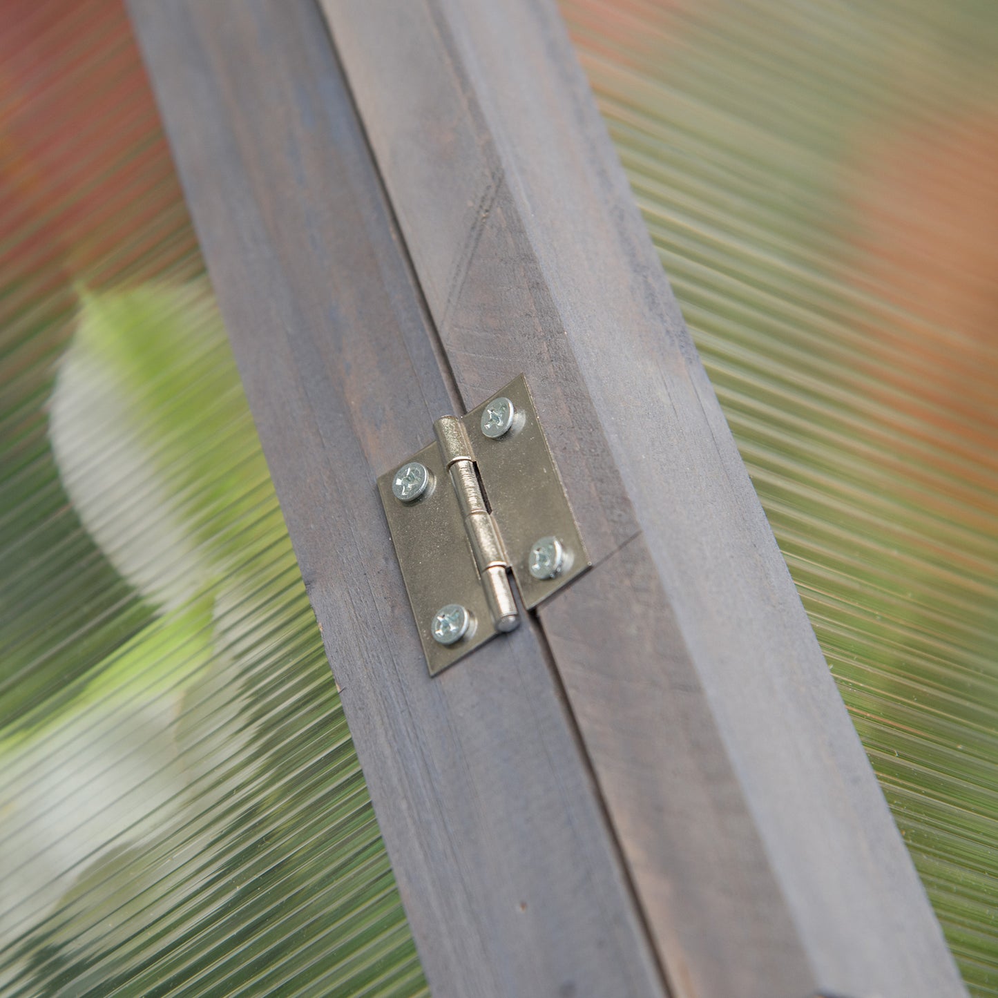 Outsunny Mini-Gewächshaus, Kompaktes Pflanzenhaus aus Holz, Polycarbonat-Platten, Belüftungsöffnung, 90L x 52B x 49,5H cm, Grau